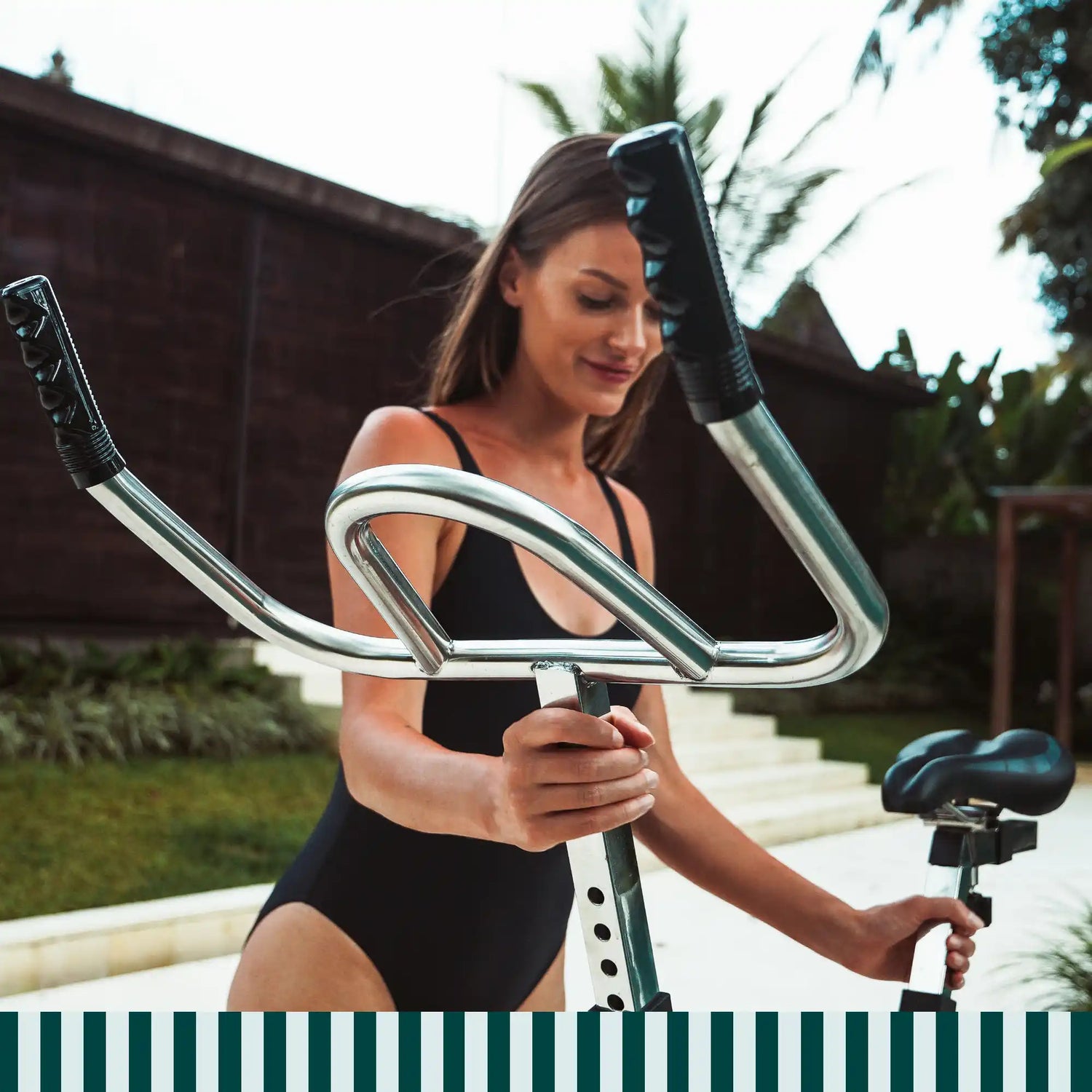 Femme utilisant aquabike Lovee en piscine avec guidon ergonomique et posture naturelle