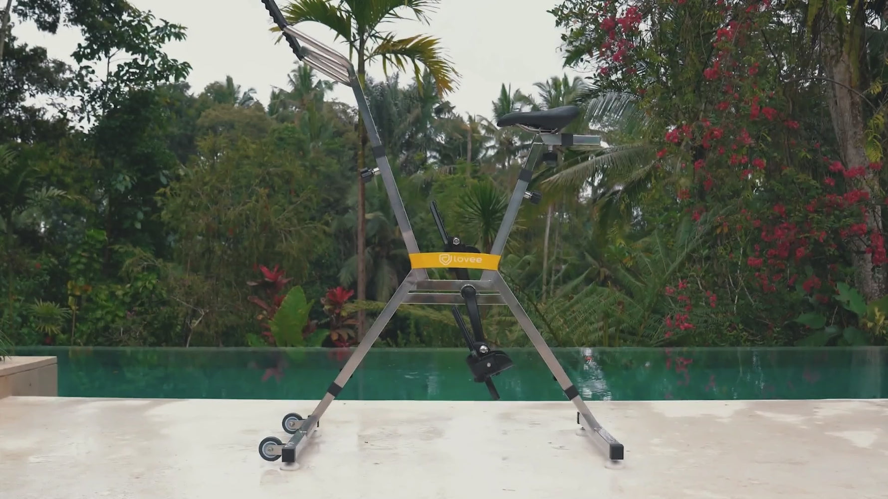 Vidéo aquabike Lovee en piscine montrant l’utilisation avec guidon ergonomique et mouvements fluides